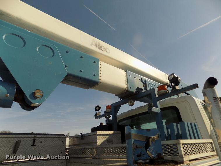 image for item DD2895 2004 International 7400 bucket truck