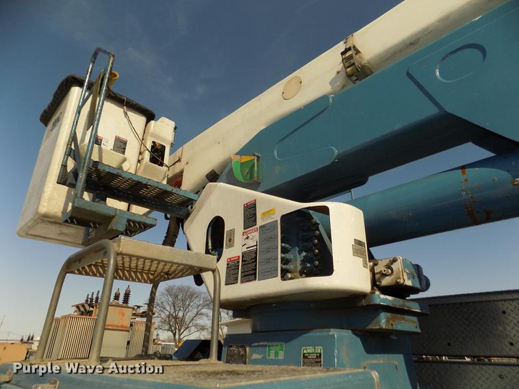 image for item DD2895 2004 International 7400 bucket truck