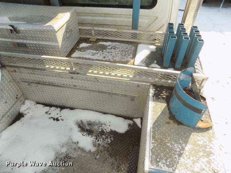 image for item DD2895 2004 International 7400 bucket truck