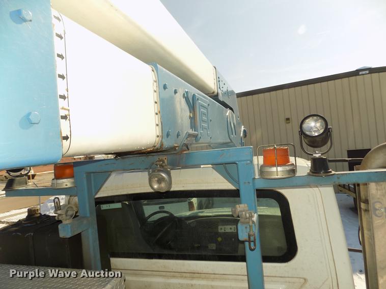 image for item DD2895 2004 International 7400 bucket truck