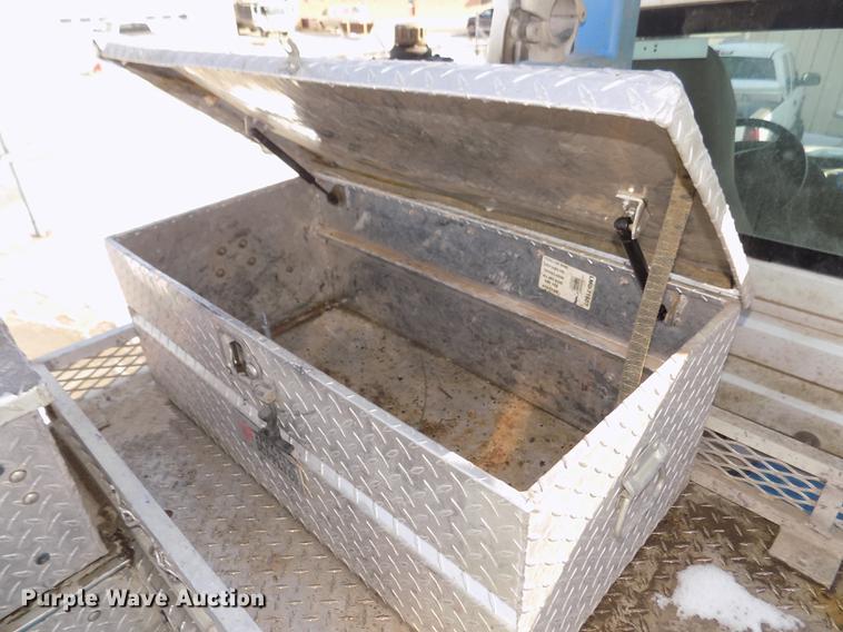 image for item DD2895 2004 International 7400 bucket truck