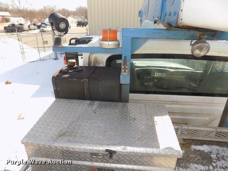 image for item DD2895 2004 International 7400 bucket truck