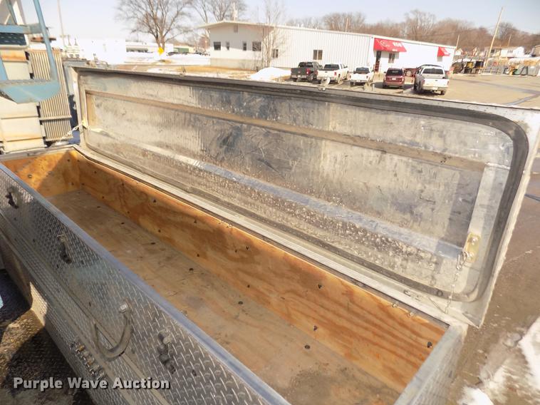 image for item DD2895 2004 International 7400 bucket truck