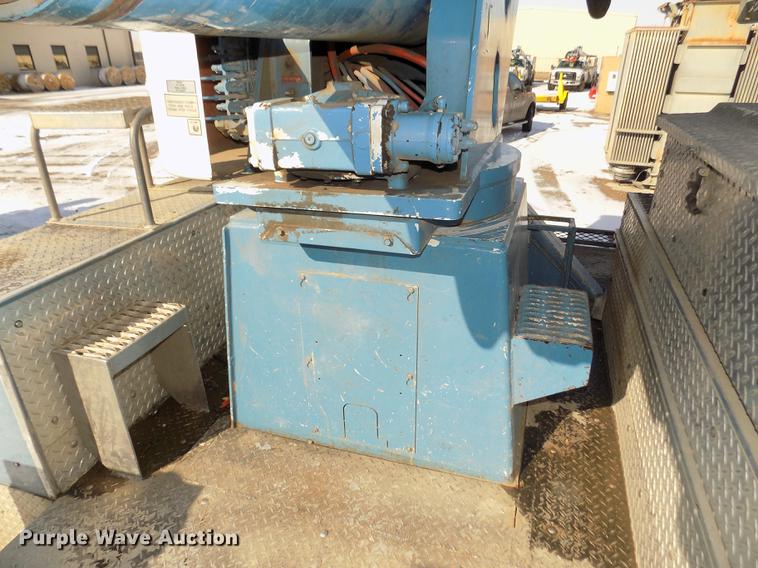 image for item DD2895 2004 International 7400 bucket truck