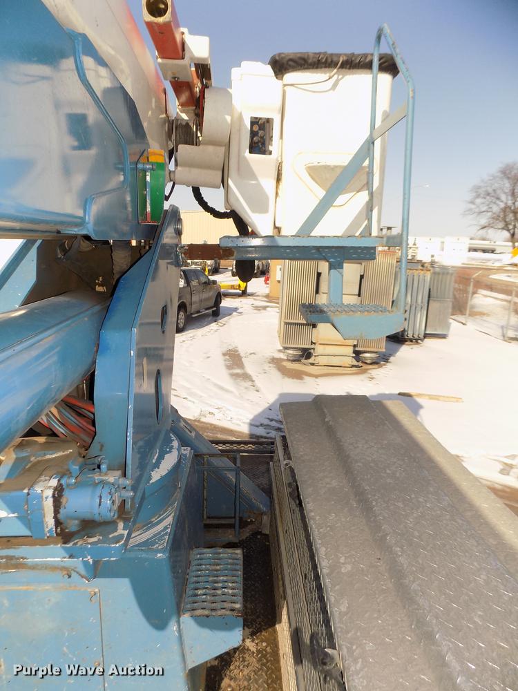 image for item DD2895 2004 International 7400 bucket truck