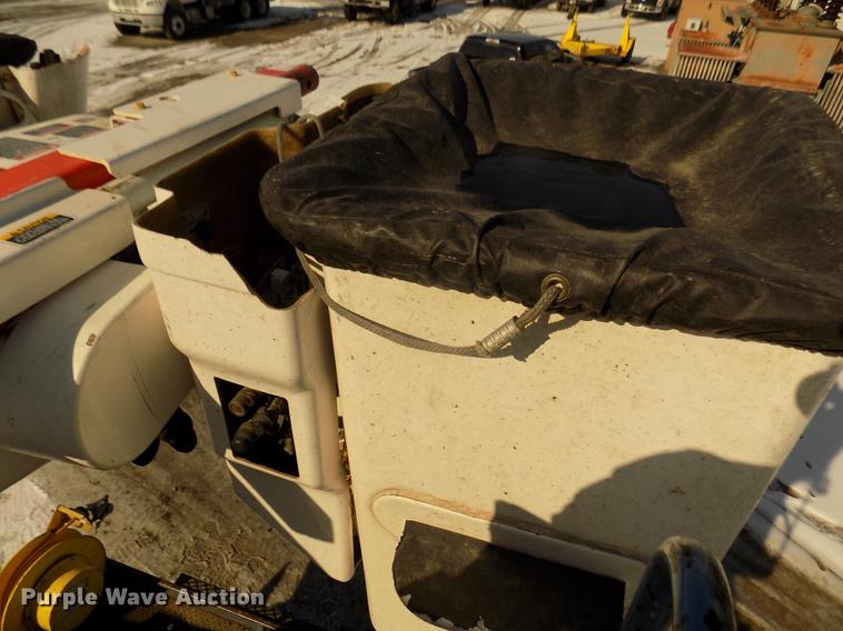 image for item DD2895 2004 International 7400 bucket truck