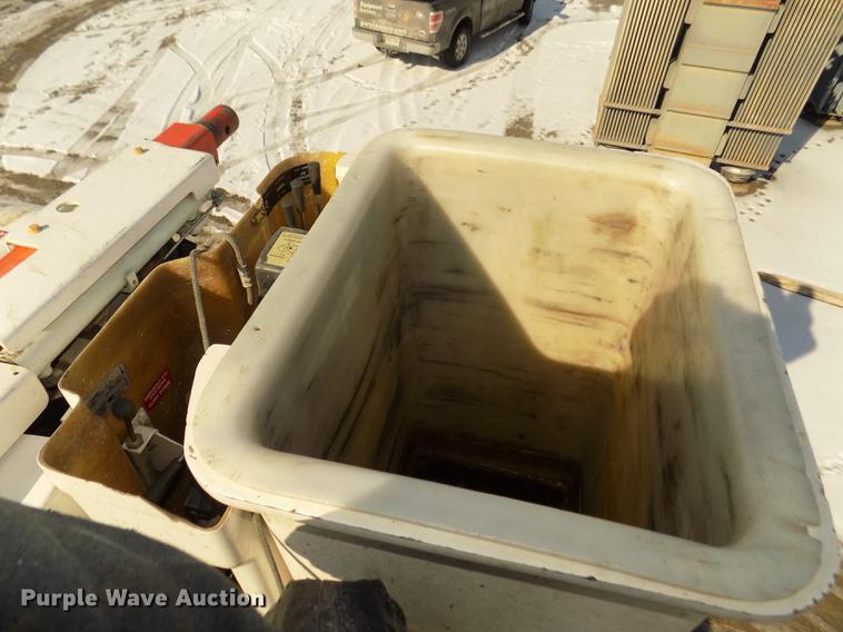 image for item DD2895 2004 International 7400 bucket truck