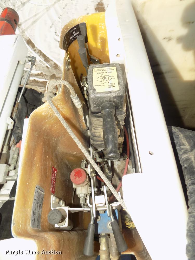 image for item DD2895 2004 International 7400 bucket truck