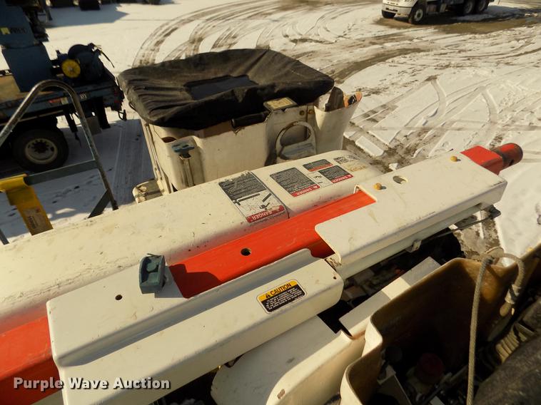 image for item DD2895 2004 International 7400 bucket truck