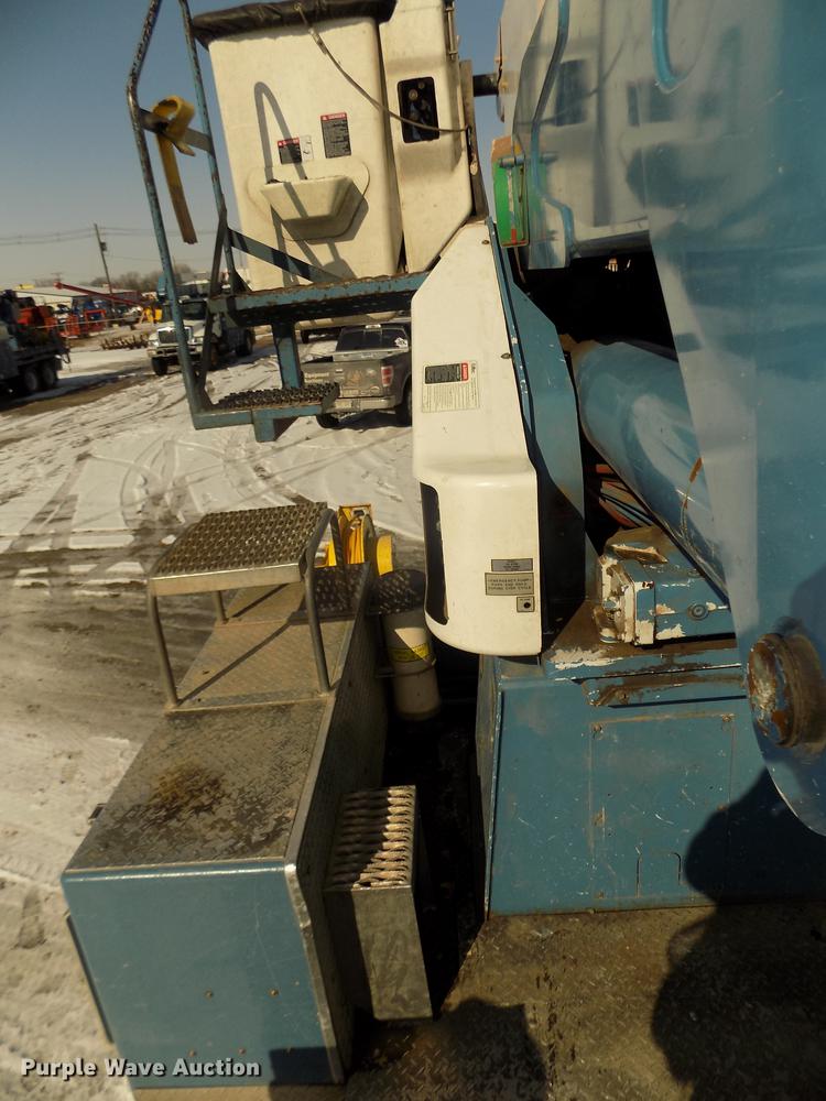 image for item DD2895 2004 International 7400 bucket truck