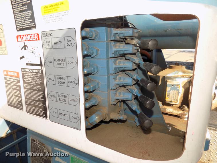 image for item DD2895 2004 International 7400 bucket truck