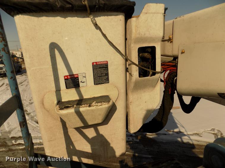 image for item DD2895 2004 International 7400 bucket truck