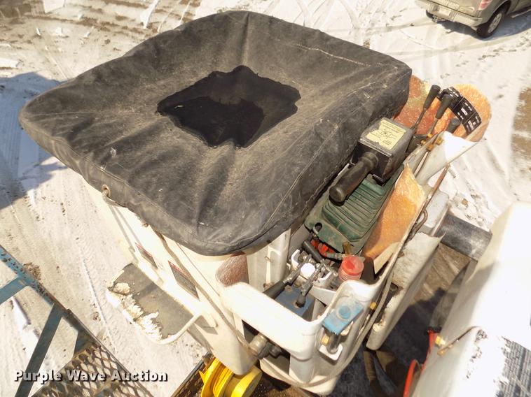 image for item DD2895 2004 International 7400 bucket truck