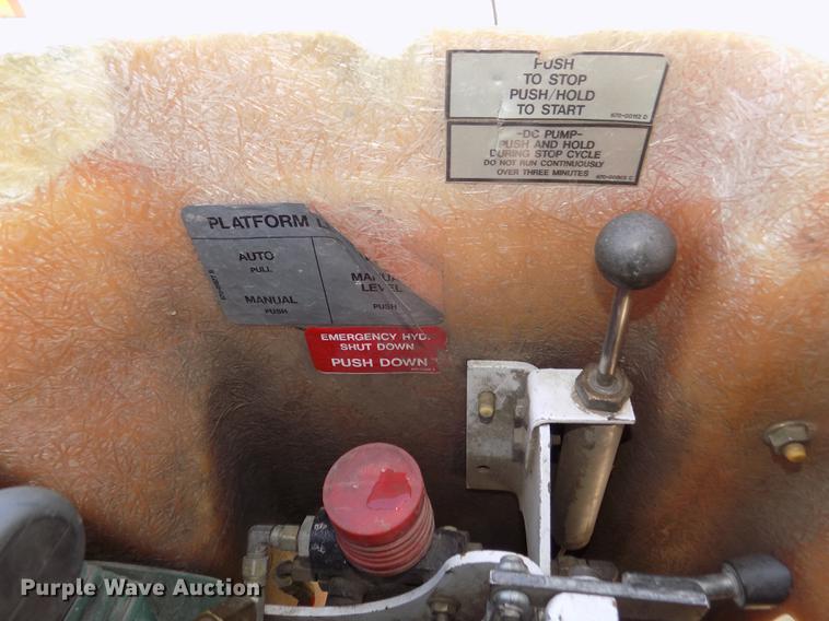 image for item DD2895 2004 International 7400 bucket truck