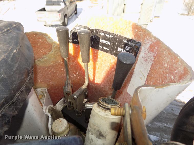 image for item DD2895 2004 International 7400 bucket truck