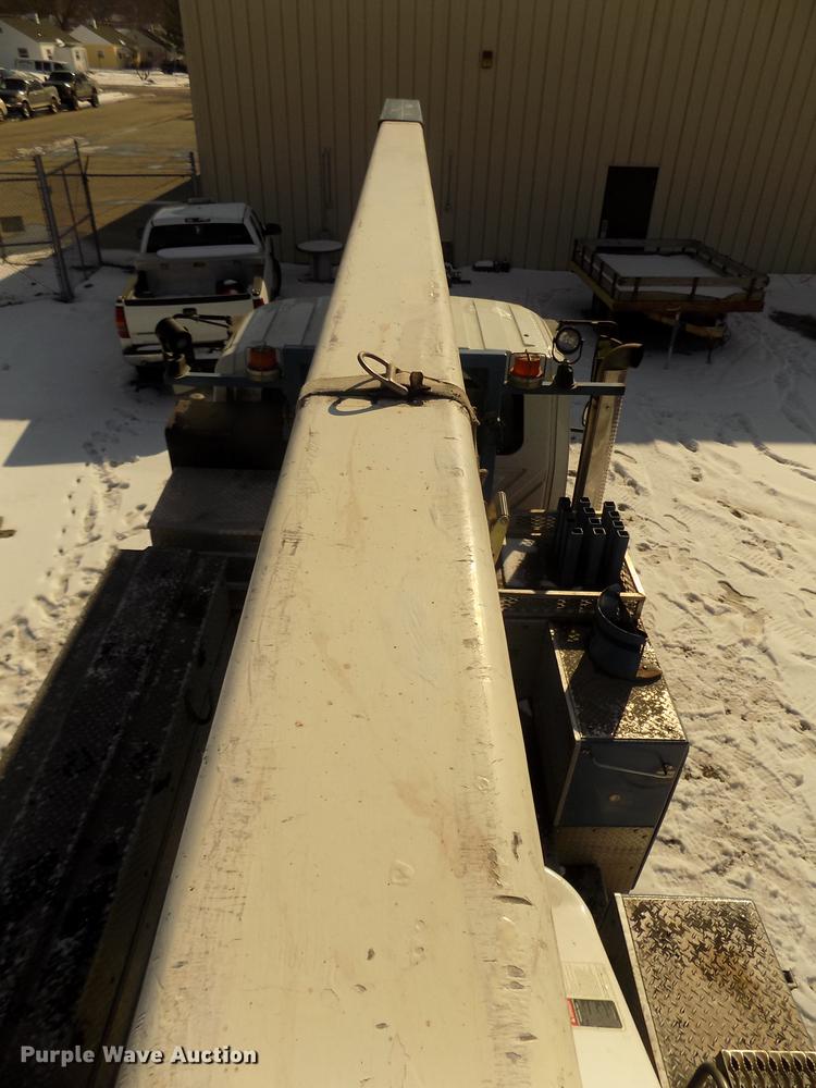 image for item DD2895 2004 International 7400 bucket truck