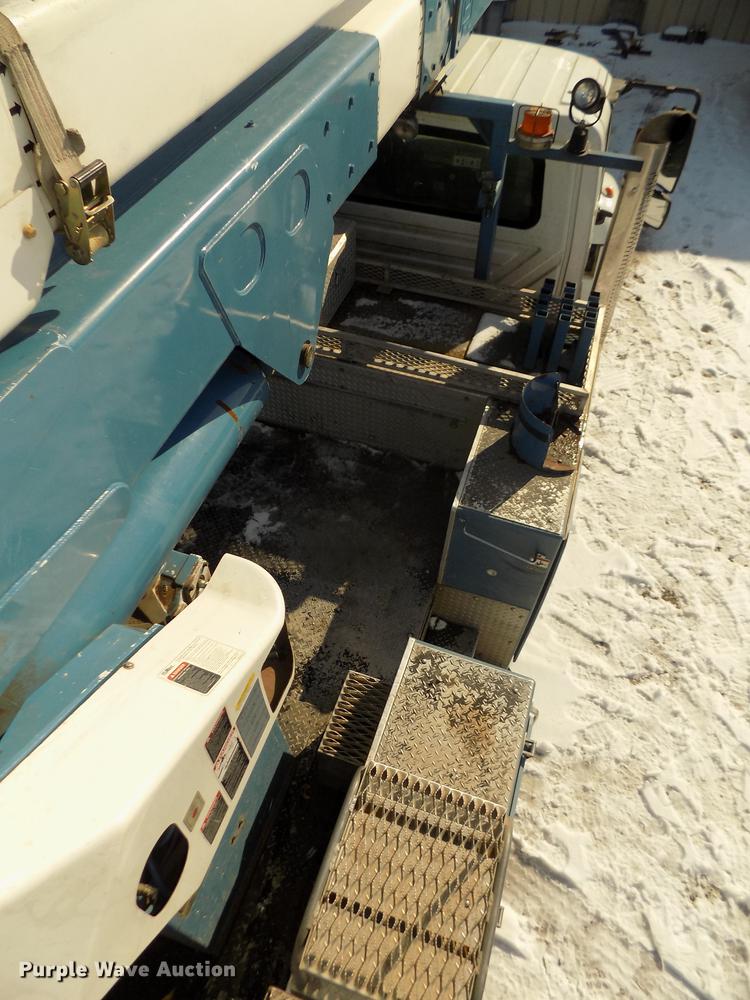 image for item DD2895 2004 International 7400 bucket truck