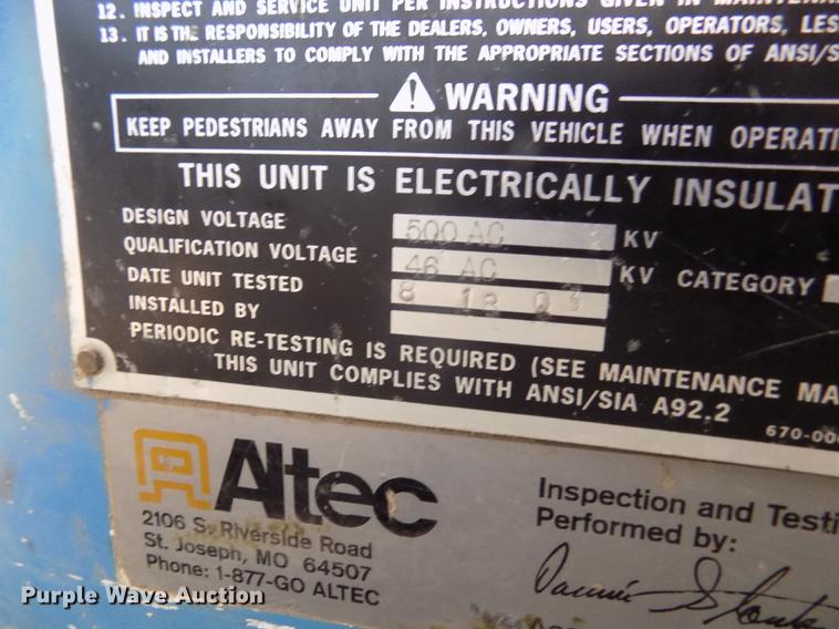 image for item DD2895 2004 International 7400 bucket truck