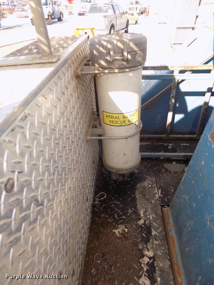 image for item DD2895 2004 International 7400 bucket truck