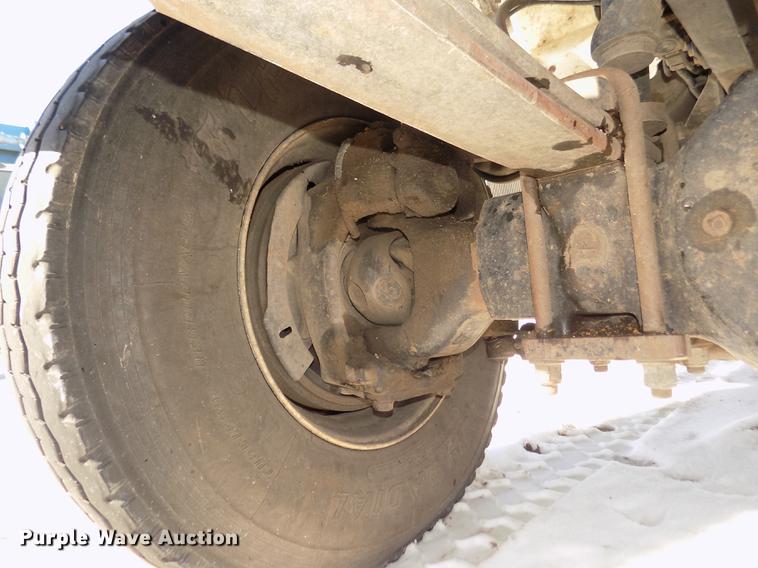 image for item DD2895 2004 International 7400 bucket truck