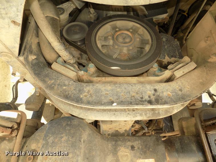 image for item DD2895 2004 International 7400 bucket truck