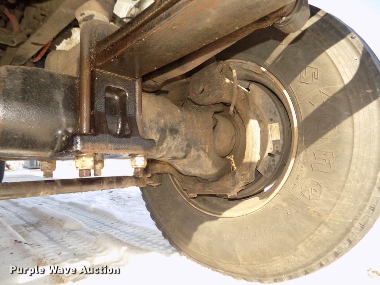 image for item DD2895 2004 International 7400 bucket truck