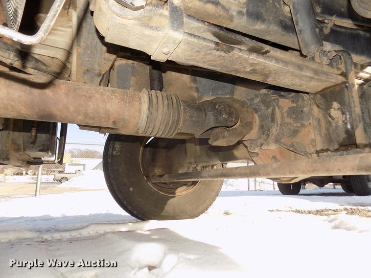 image for item DD2895 2004 International 7400 bucket truck