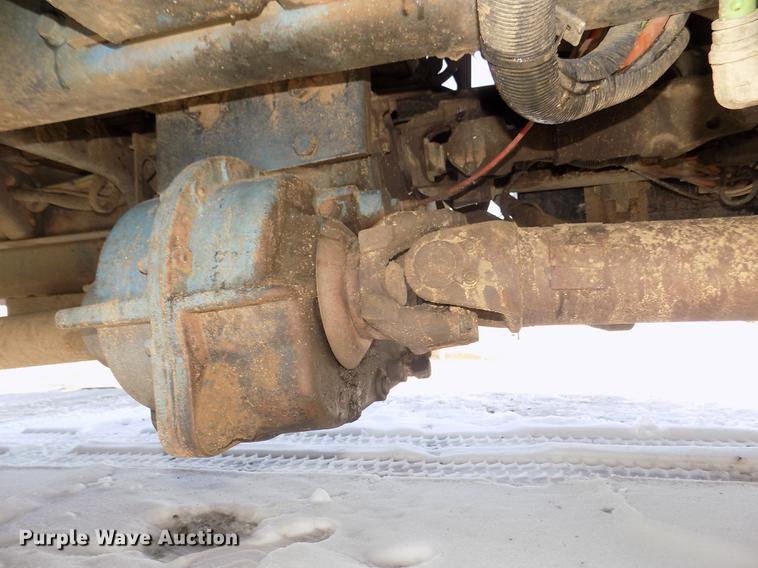 image for item DD2895 2004 International 7400 bucket truck