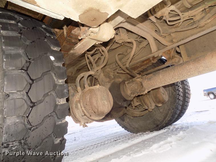 image for item DD2895 2004 International 7400 bucket truck