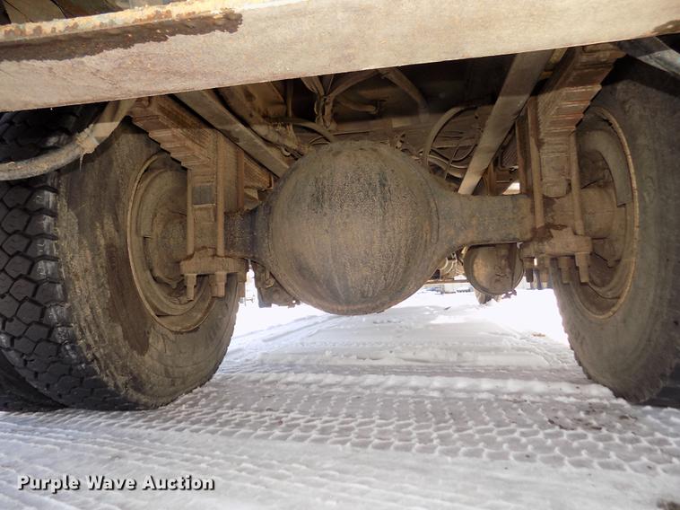 image for item DD2895 2004 International 7400 bucket truck