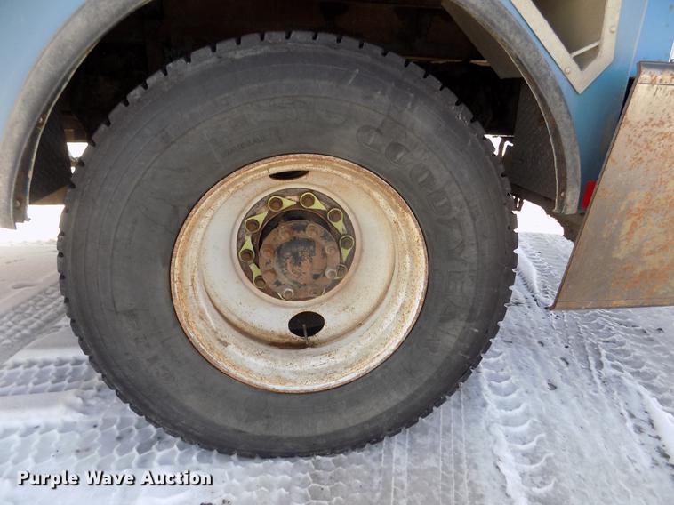 image for item DD2895 2004 International 7400 bucket truck