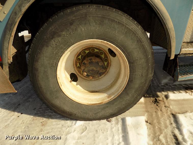 image for item DD2895 2004 International 7400 bucket truck