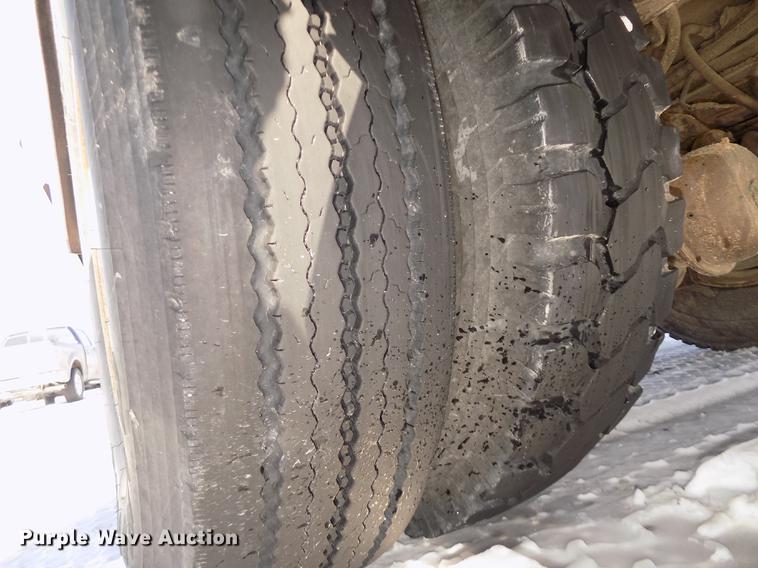 image for item DD2895 2004 International 7400 bucket truck