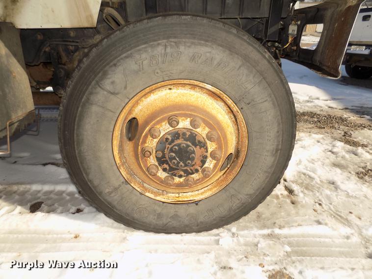 image for item DD2895 2004 International 7400 bucket truck