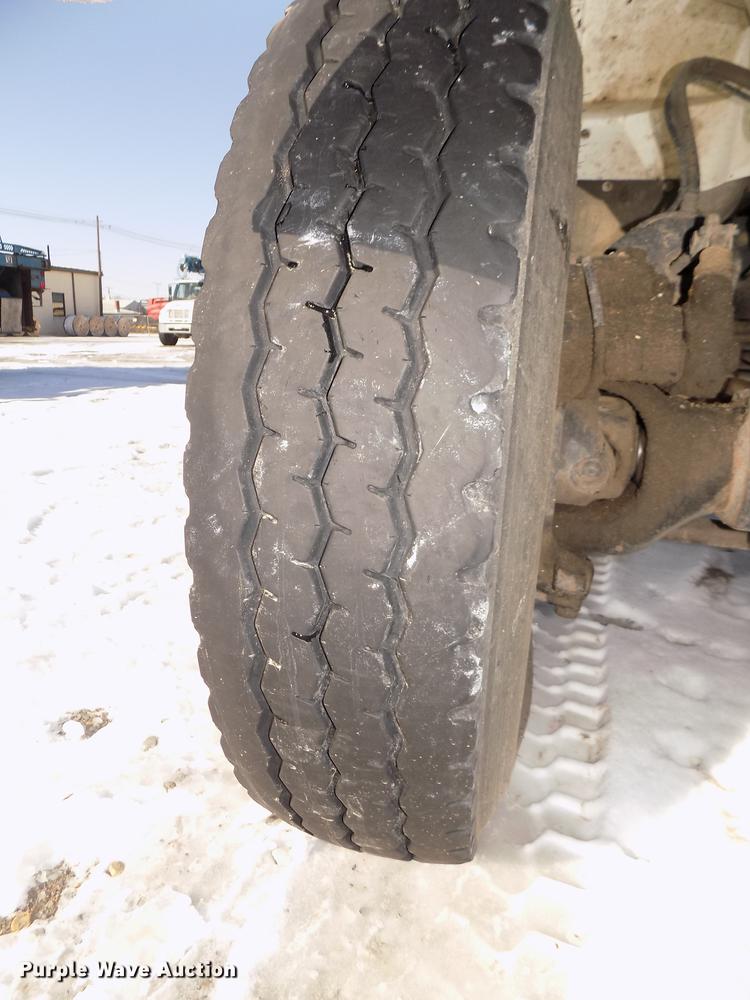 image for item DD2895 2004 International 7400 bucket truck