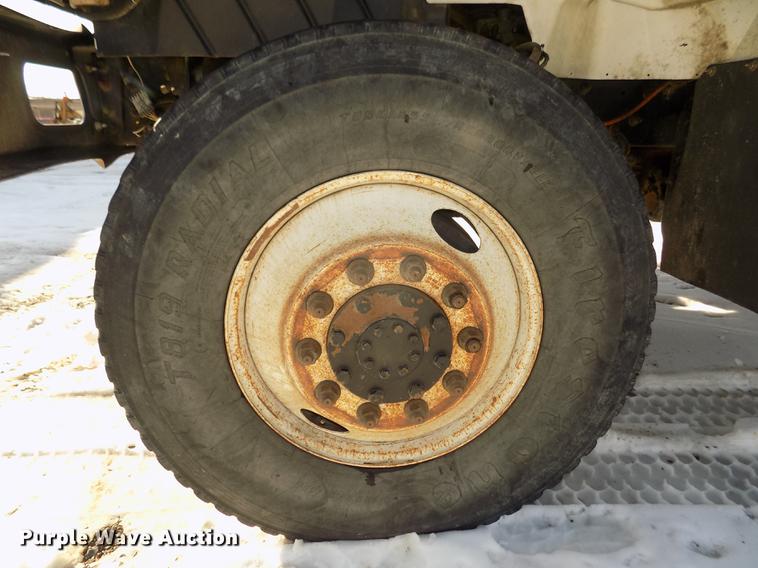 image for item DD2895 2004 International 7400 bucket truck