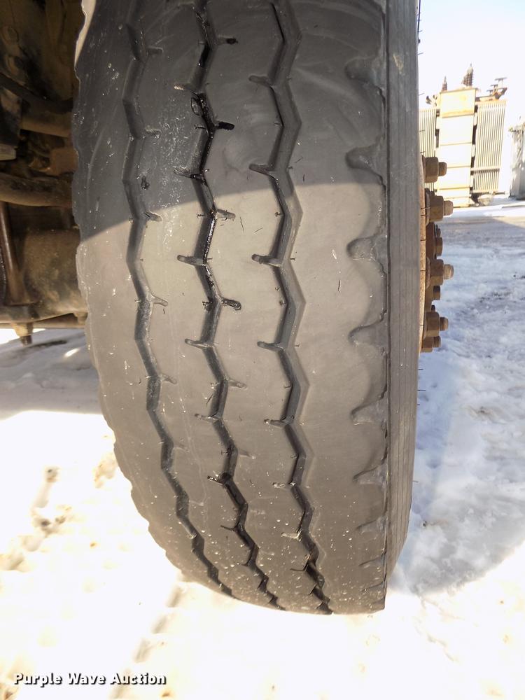 image for item DD2895 2004 International 7400 bucket truck