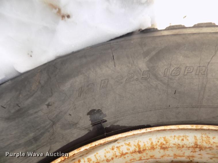 image for item DD2895 2004 International 7400 bucket truck