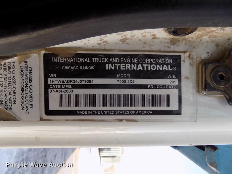 image for item DD2895 2004 International 7400 bucket truck