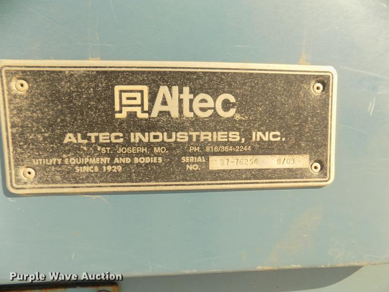 image for item DD2895 2004 International 7400 bucket truck