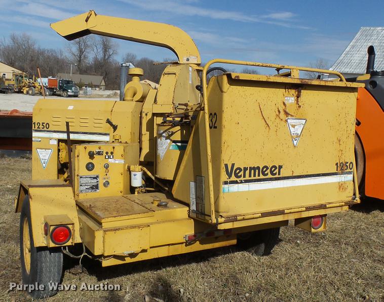 image for item DD9038 1993 Vermeer BC1250 chipper