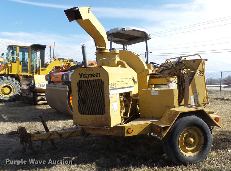 image for item DD9038 1993 Vermeer BC1250 chipper