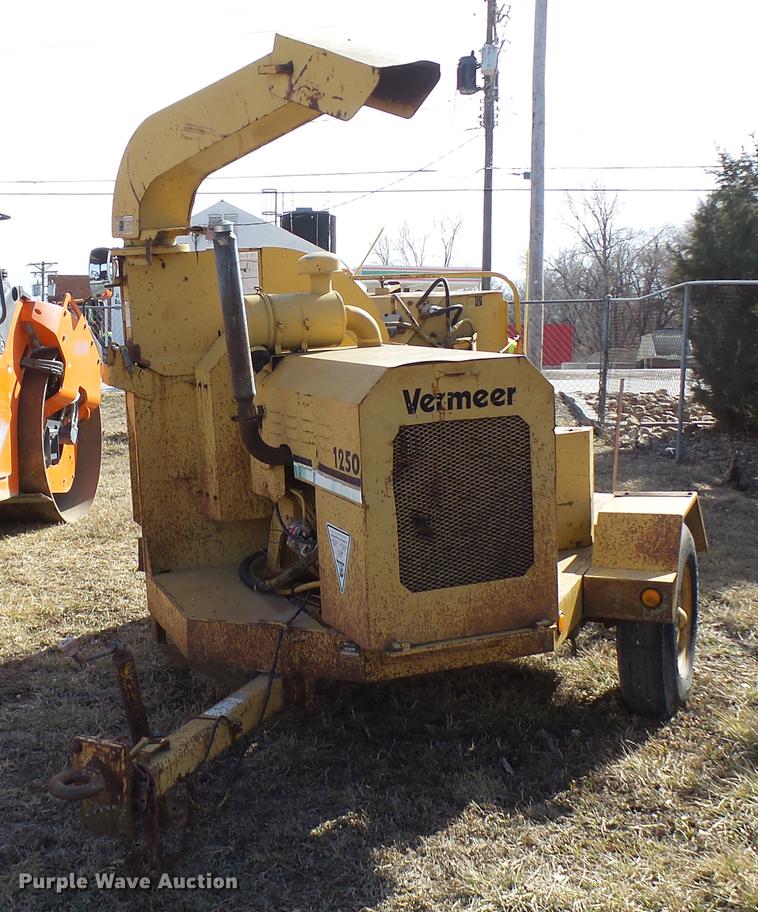 image for item DD9038 1993 Vermeer BC1250 chipper