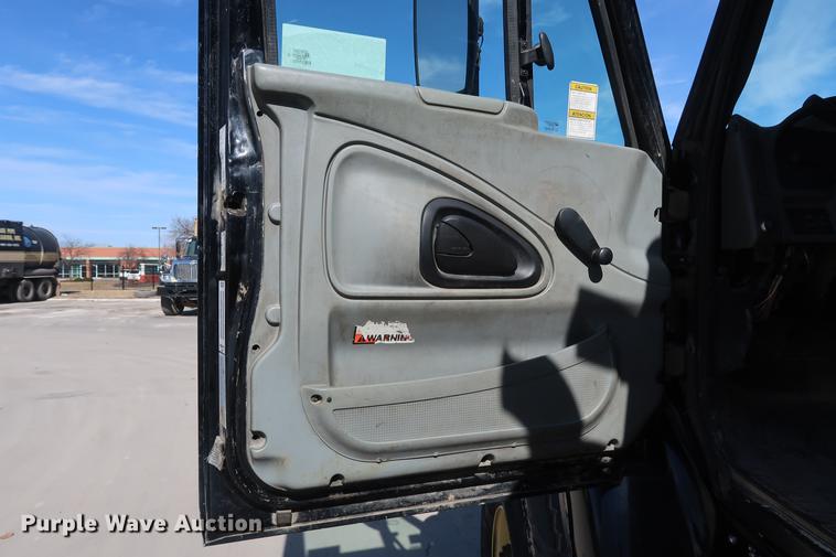 image for item DF3540 2006 International 7600 vacuum truck