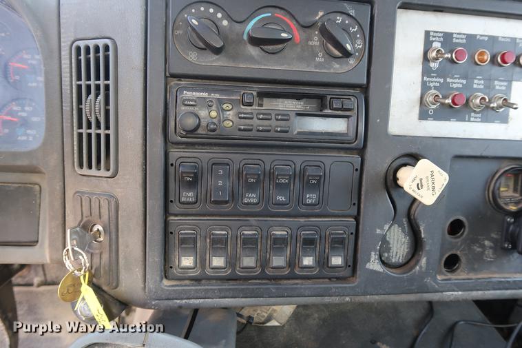 image for item DF3540 2006 International 7600 vacuum truck