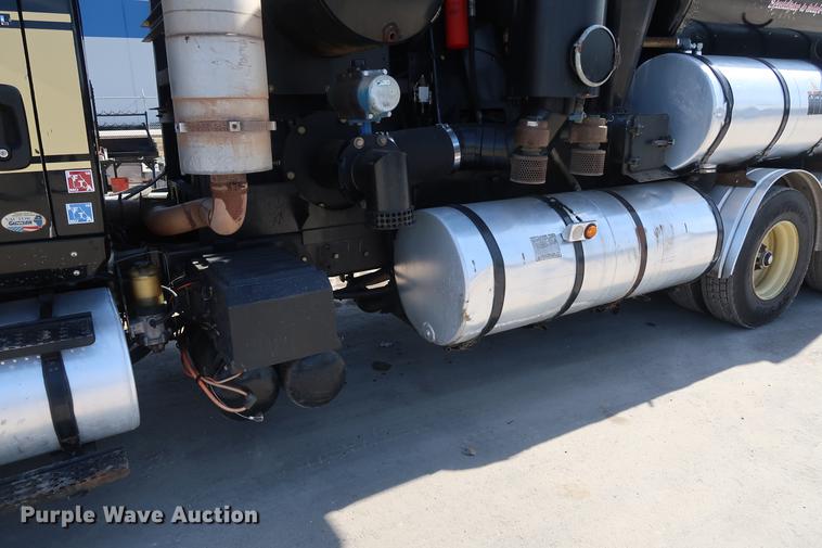 image for item DF3540 2006 International 7600 vacuum truck