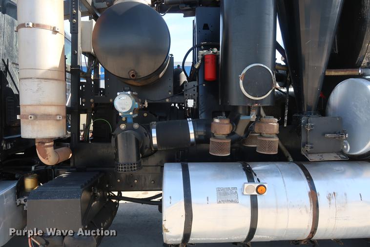 image for item DF3540 2006 International 7600 vacuum truck