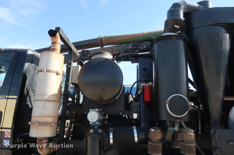 image for item DF3540 2006 International 7600 vacuum truck