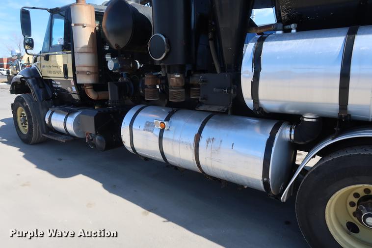 image for item DF3540 2006 International 7600 vacuum truck