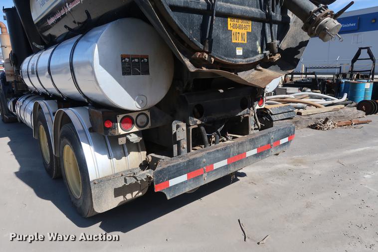 image for item DF3540 2006 International 7600 vacuum truck